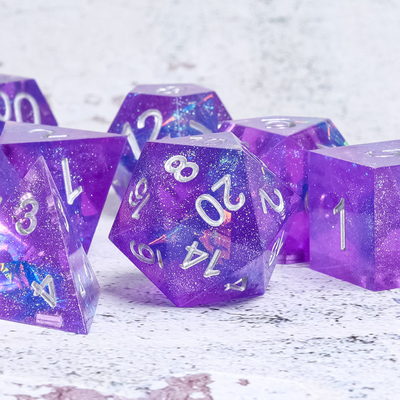 半透明な紫色の樹脂RPGは卓上の賭博のための実用的さいの目に切る
