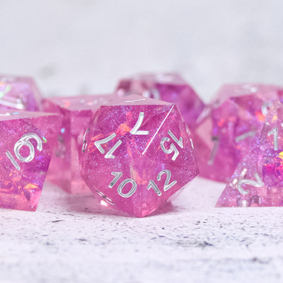 端正な卓上のゲームのための液体の中心のダイスの樹脂材料を鋭角