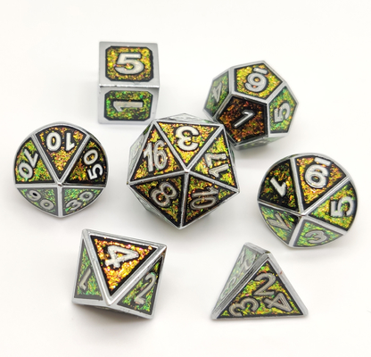ハンドメイドRPGのダイスは金が表面をめっきした端正な鋭角を置いた