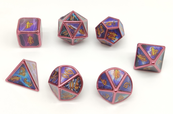 手によって切り分けられた金属のPolyhedralダイスは卓上RPGのために7部分置いた