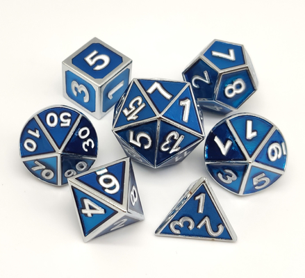 ハンドメイドの贅沢で青いダイスは多目的手によって注がれたD4 D6 D8を置いた