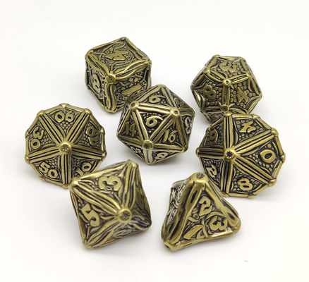 金はハンマーおよびYahtzeeのためにPolyhedral表面RPGのダイスの一定の金属をめっきした