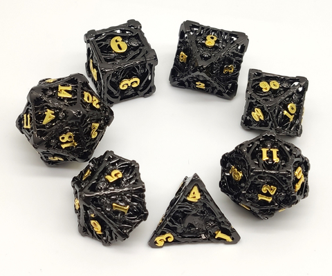 無臭の携帯用DNDのダイスの金属、手は黒いRPGのダイスを切り分けた