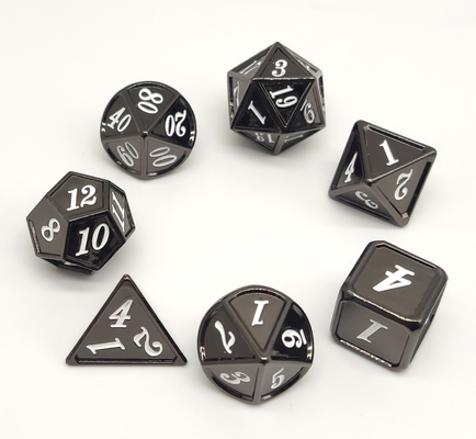 手は黒い金属RPGをさいの目に切る地下牢およびドラゴンのための丈夫切り分けた