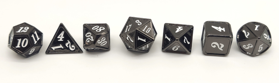 手は黒い金属RPGをさいの目に切る地下牢およびドラゴンのための丈夫切り分けた