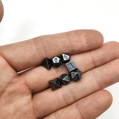 ロングチューブダンジョンとドラゴンズRPGにセットされた軽量ミニポリエドラルダース