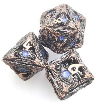 コレクションのPolyhedralダイスのための金によってめっきされた樹脂のライト級選手はDNDのボード ゲームを置いた