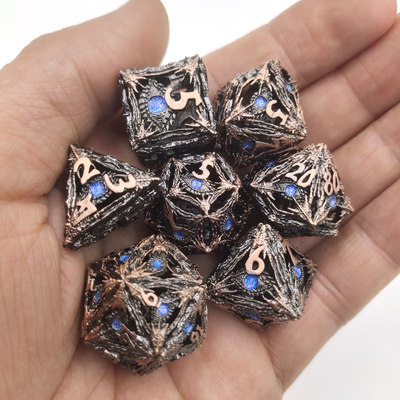 コレクションのPolyhedralダイスのための金によってめっきされた樹脂のライト級選手はDNDのボード ゲームを置いた