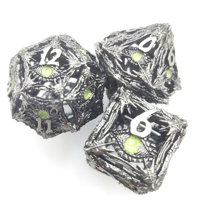 手は精密反摩耗実用的な多目的RPGのダイスDNDを紙やすりで磨いた