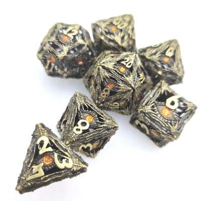バルクにPolyhedralダイス手の注ぐことは軽量の磨かれたRPGのダイス セットを置いた
