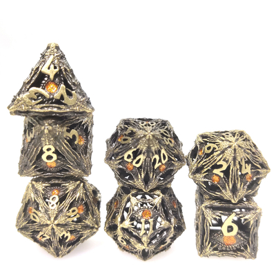 バルクにPolyhedralダイス手の注ぐことは軽量の磨かれたRPGのダイス セットを置いた