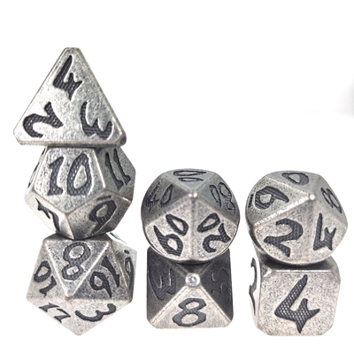 ダイスはDNDのために置くまたはRPGは一定手を切り分けた軽量の贅沢な金属をさいの目に切る