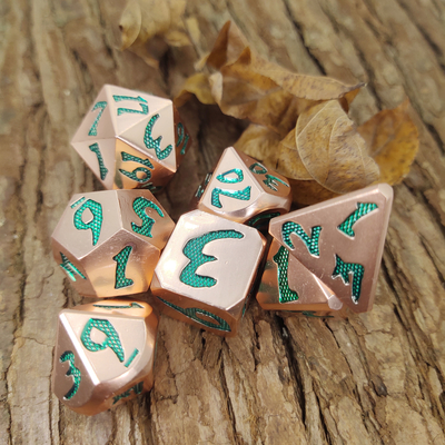 緑の金属の銅のPolyhedralダイス実用的な型のニースのダイスはDNDのゲームの端正な鋭角のために置いた