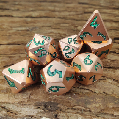 緑の金属の銅のPolyhedralダイス実用的な型のニースのダイスはDNDのゲームの端正な鋭角のために置いた
