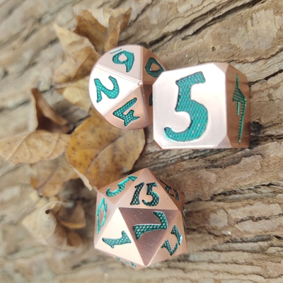 RPGのダイスは金の多目的マニュアルの粉砕の端の薄緑の銅の物質的なPolyhedral精密圧延を置く