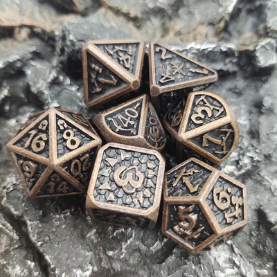 端の樹脂Dice7の部分のダイス セットのPolyhedral手はCuprumの黒いPolyhedral灰色を切り分けた