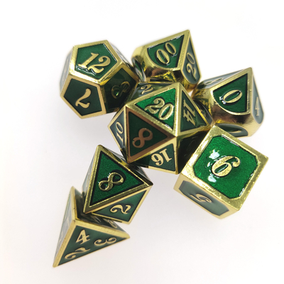 金属ゲームのダイスが磨く卓上の賭博のダイスに金属をかぶせる金メッキの緑は7部分を置いた