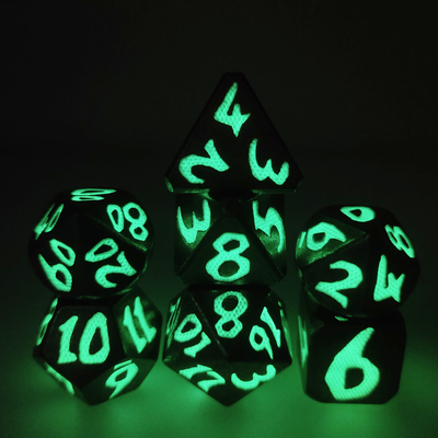 無毒なRPGのゲームのダイスは小さいダイスをひくPolyhedral実用的なマニュアルを置いた