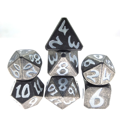 無毒なRPGのゲームのダイスは小さいダイスをひくPolyhedral実用的なマニュアルを置いた
