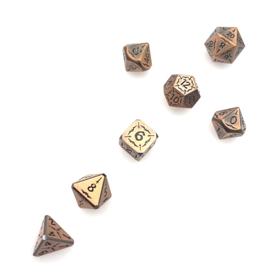 金属RPGのダイスは耐久力のある耐久の金の黒の金属をさいの目に切るPolyhedral置いた