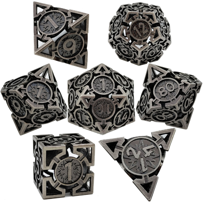 矢印 空っぽの金属のダイススーツ 多面的なDNDのダンジョンとドラゴン