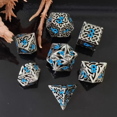 絡み合ったホローDND RPG メタルダイス ドラゴンと地下都市ボードゲーム