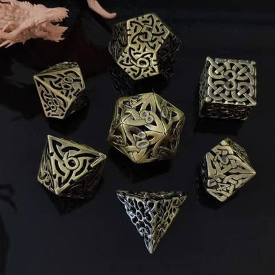 絡み合ったホローDND RPG メタルダイス ドラゴンと地下都市ボードゲーム