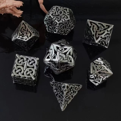 絡み合ったホローDND RPG メタルダイス ドラゴンと地下都市ボードゲーム