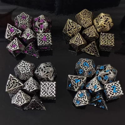 絡み合ったホローDND RPG メタルダイス ドラゴンと地下都市ボードゲーム