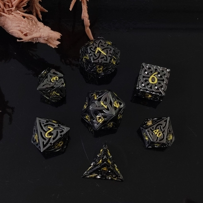 絡み合ったホローDND RPG メタルダイス ドラゴンと地下都市ボードゲーム