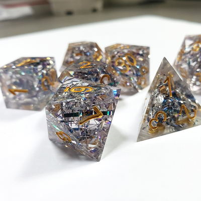 透明な水晶色のバンド 樹脂ボードダイスセット