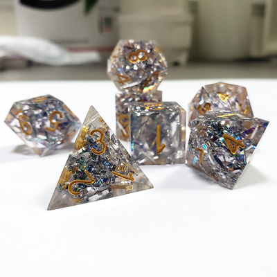 透明な水晶色のバンド 樹脂ボードダイスセット