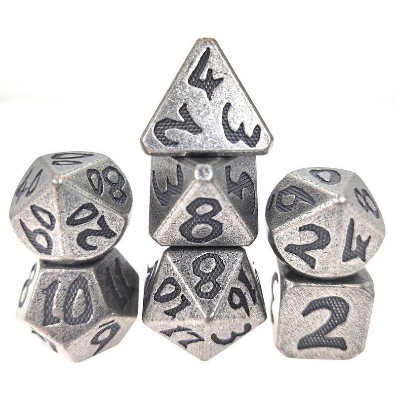 ダイスはDNDのために置くまたはRPGは一定手を切り分けた軽量の贅沢な金属をさいの目に切る