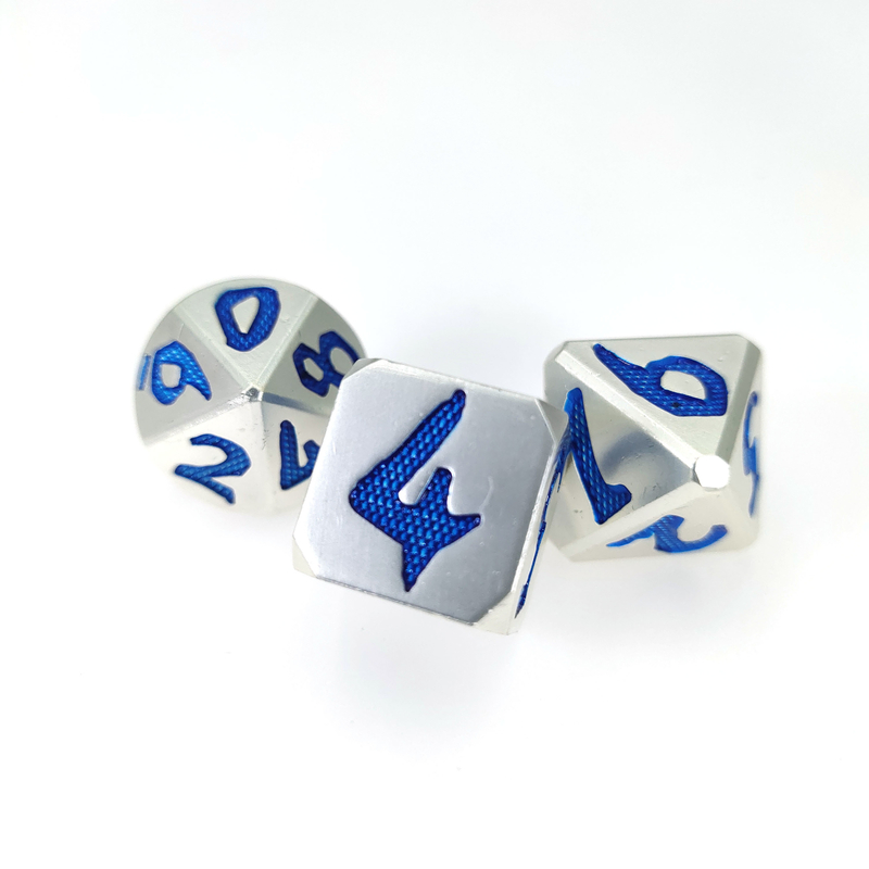 手はRPGのゲームのための青い銀製のPolyhedralダイス セットを包む絶妙なギフト用の箱とのDNDを切り分けた